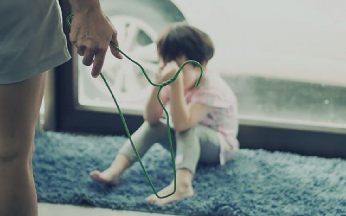Trẻ em bị bạo hành - ai là người cứu trẻ?