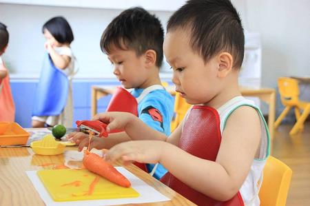 Trẻ hoạt động đọc lập theo khả năng và sở thích của bản thân