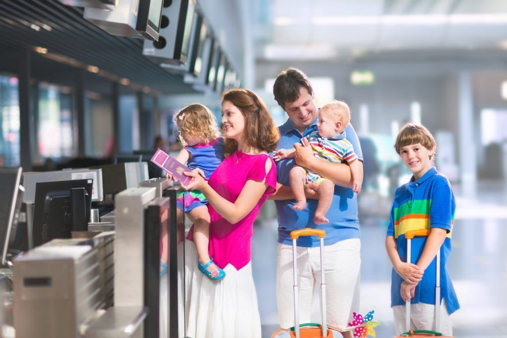Có được mang xe đẩy trẻ em lên máy bay Vietnam Airlines hay không?