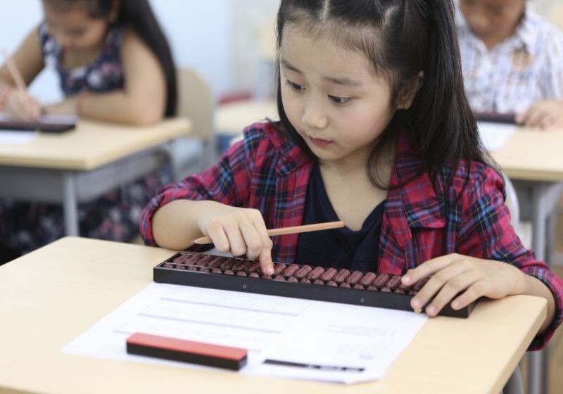 toan-tu-duy-soroban bé học toán soroban