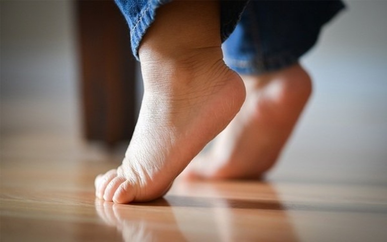 Trẻ Đi Nhón Chân Có Phải Bị Tự Kỷ Không?