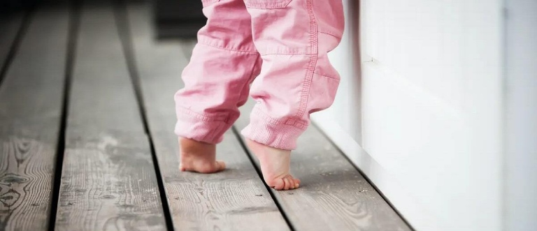 trẻ đi nhón chân và chậm nói