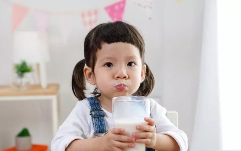 Trẻ tự kỷ nên uống sữa gì