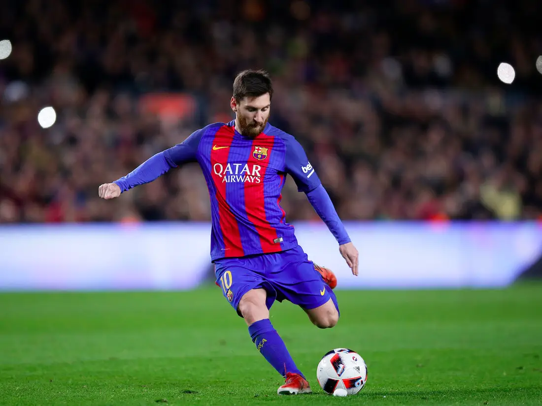 Messi sút bóng